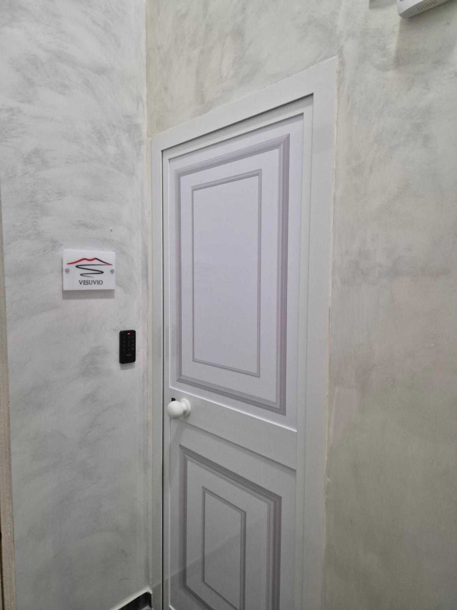 Clale Rooms Napoli Bagian luar foto